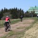 <p>cyklisté na Šerlichu, v pozadí s Masarykovou chatou</p>